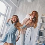 Criança em apartamento: brincadeiras para vocês se divertirem sem sair de casa