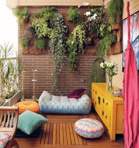 Espaço colorido repleto de plantas e decorações.