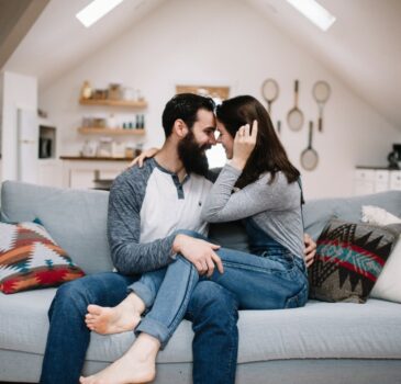 happy-couple-in-a-couch