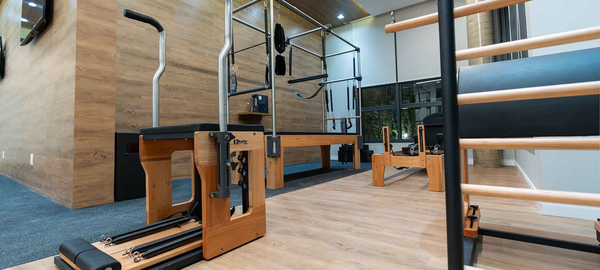 Academia com equipamentos profissionais