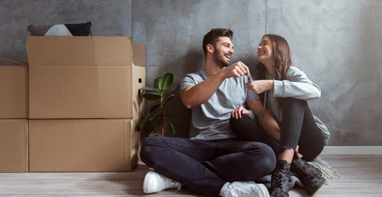 jovem-casal-feliz-esta-se-mudando