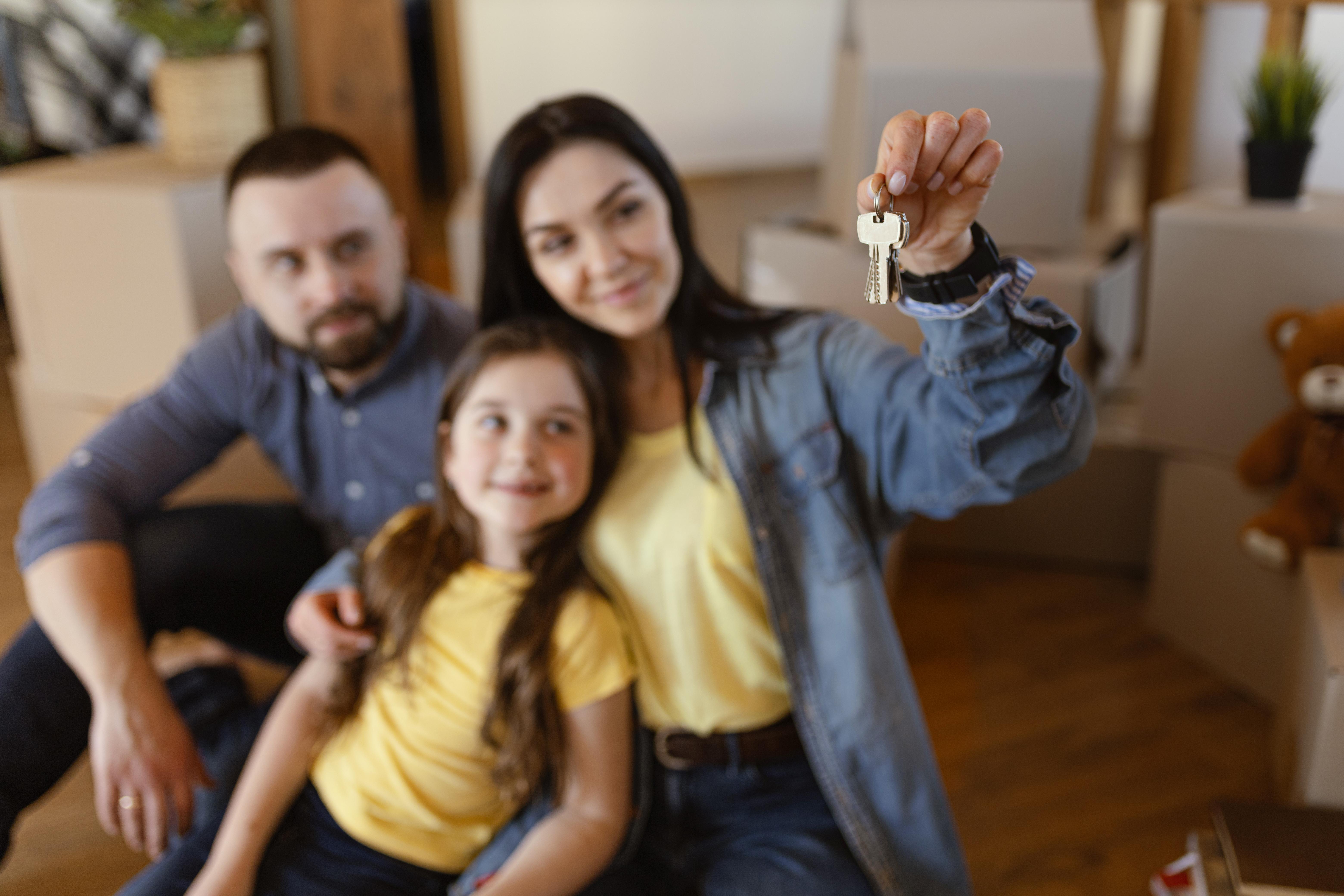 medium-shot-woman-holding-keys medium-shot-woman-holding-keys